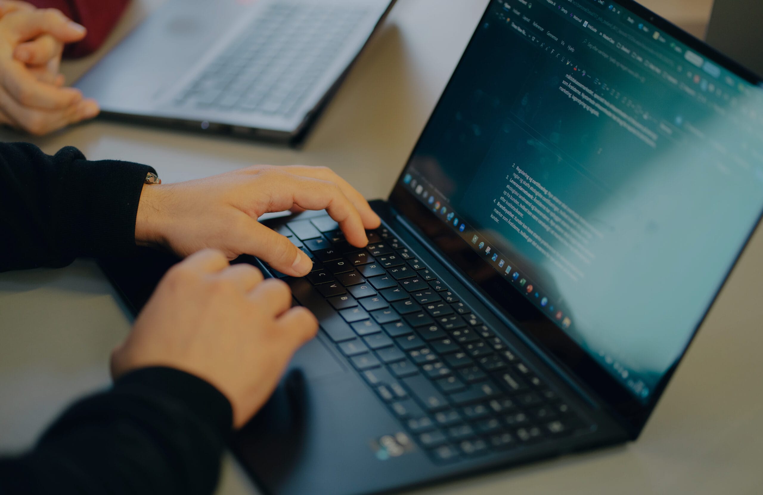 Studerer arbejder på sin computer.