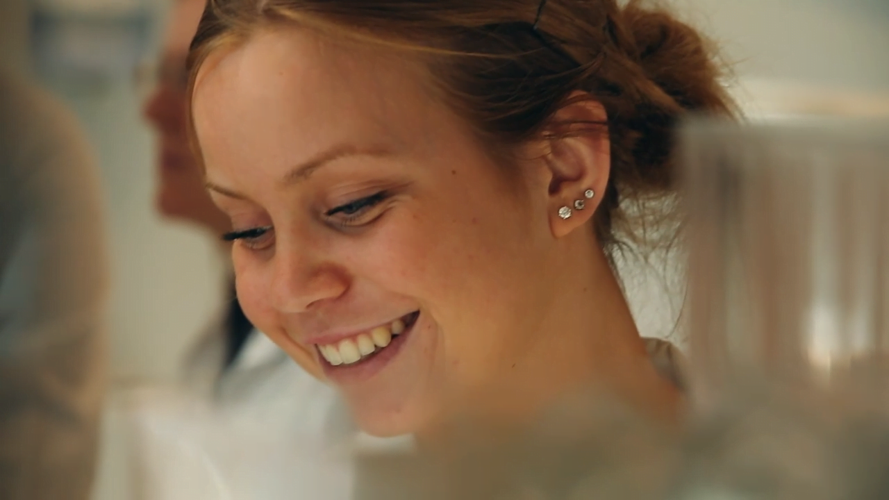 close-up af smilende kvindelig studerende