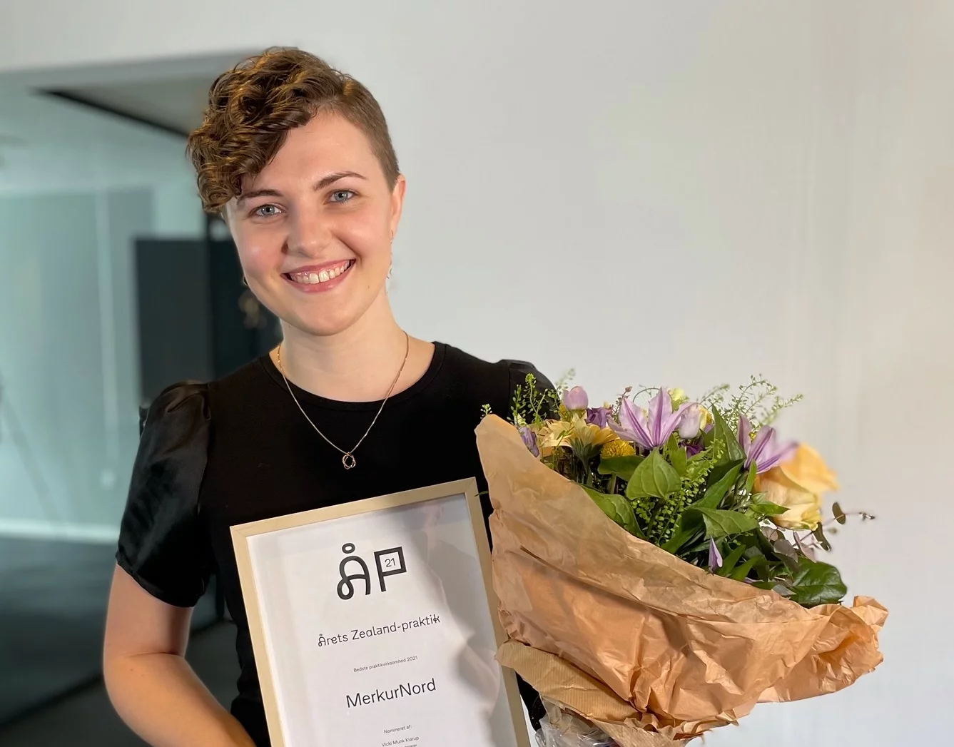 Billede af studerende, som har vundet årets praktikforløb.