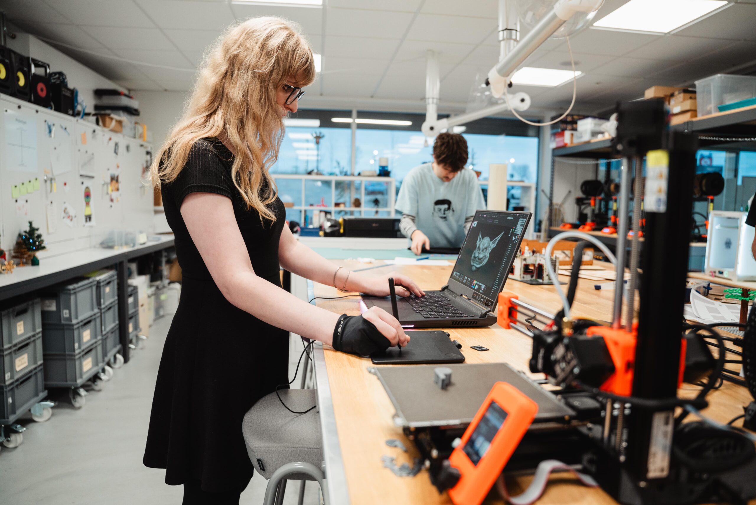 En studerende arbejder inde i makerspace.