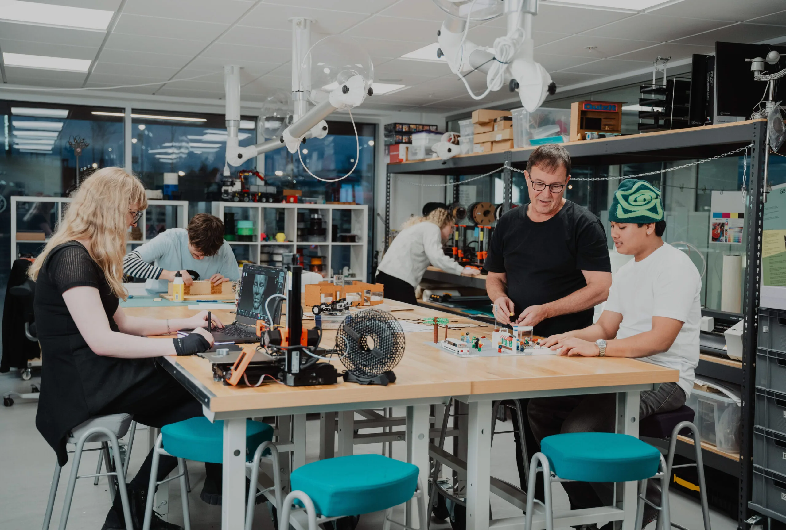 Studerende arbejder sammen i makerspace