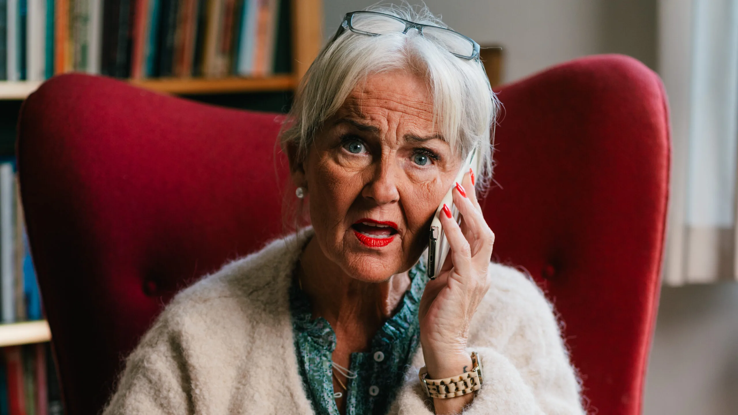 Ældre kvinde snakker i telefon.