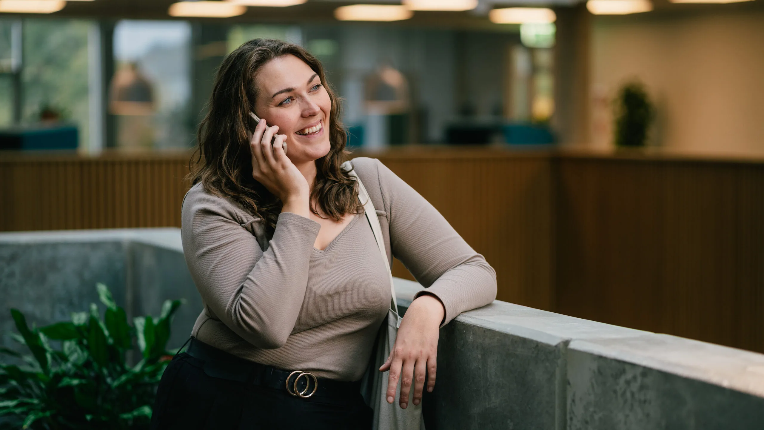 Kvinde snakker i telefon.